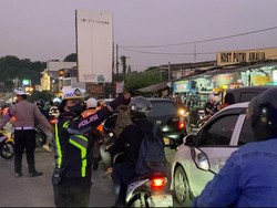 Lalin Jalan Akses UI Depok Macet Imbas Bubaran UTBK-Jam Pulang Kantor