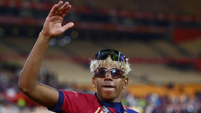 Soccer Football - Copa del Rey - Final - FC Barcelona v Real Madrid - Estadio de La Cartuja, Seville, Spain - April 26, 2025 FC Barcelonas Lamine Yamal celebrates after the match REUTERS/Borja Suarez