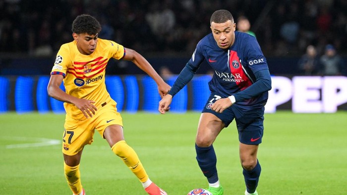 Lamine Yamal, Kylian Mbappe, yamal vs mbappe PARIS, FRANCE - APRIL 10: Lamine Yamal of FC Barcelona battles for the ball with Kylian Mbappe of Paris Saint-Germain prior to the Quarter-final First Leg - UEFA Champions League 2023/24 match between Paris Saint-Germain and FC Barcelona at Parc des Princes on April 10, 2024 in Paris, France. (Photo by Matthieu Mirville/BSR Agency/Getty Images)