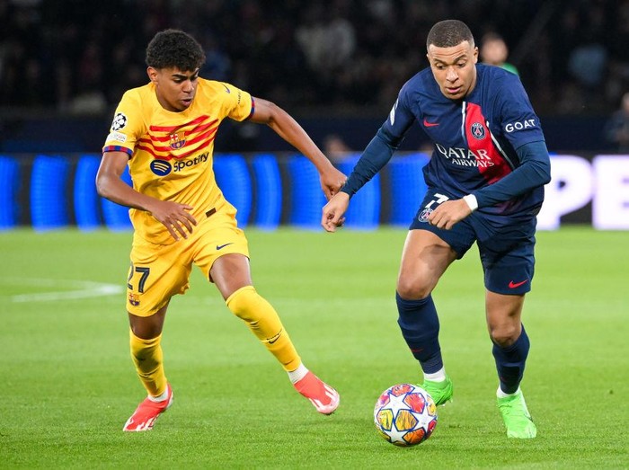 PARIS, FRANCE - APRIL 10: Lamine Yamal of FC Barcelona battles for the ball with Kylian Mbappe of Paris Saint-Germain prior to the Quarter-final First Leg - UEFA Champions League 2023/24 match between Paris Saint-Germain and FC Barcelona at Parc des Princes on April 10, 2024 in Paris, France. (Photo by Matthieu Mirville/BSR Agency/Getty Images)