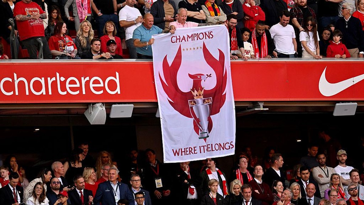Suporter Liverpool membentangkan spanduk juara Premier League. Foto: Liverpool FC via Getty Images/Liverpool FC