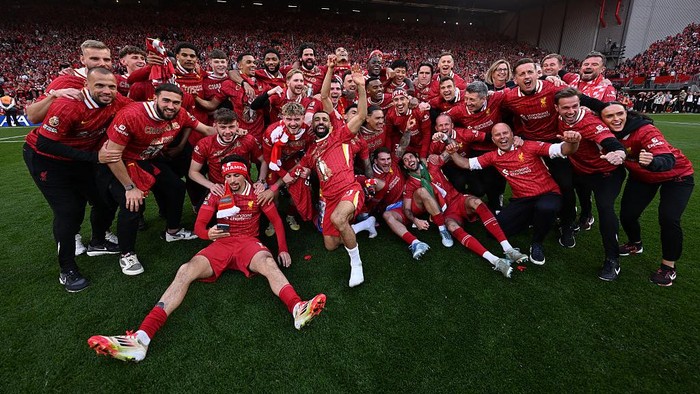 Liverpool LIVERPOOL, ENGLAND - APRIL 27: (THE SUN OUT, THE SUN ON SUNDAY OUT) Liverpool players celebrating after being named champions of the Premier League at the end of the Premier League match between Liverpool FC and Tottenham Hotspur FC at Anfield on April 27, 2025 in Liverpool, England. (Photo by Andrew Powell/Liverpool FC via Getty Images)