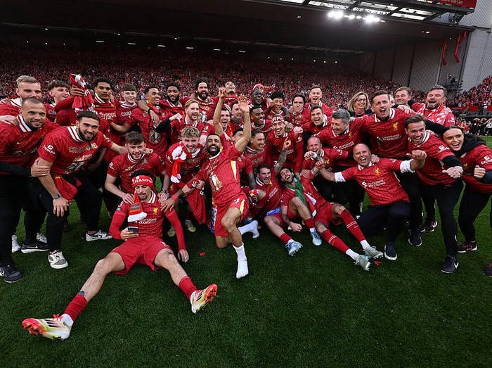 LIVERPOOL, ENGLAND - APRIL 27: (THE SUN OUT, THE SUN ON SUNDAY OUT) Liverpool players celebrating after being named champions of the Premier League at the end of the Premier League match between Liverpool FC and Tottenham Hotspur FC at Anfield on April 27, 2025 in Liverpool, England. (Photo by Andrew Powell/Liverpool FC via Getty Images)