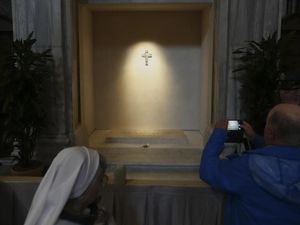 30.000 Orang Berbondong-bondong ke Makam Paus Fransiskus di Roma