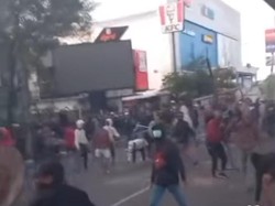 Eksekusi Showroom Mobil di Makassar Ricuh, Massa Bakar Ban-Lempar Batu