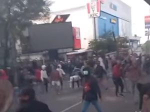 Eksekusi Showroom Mobil di Makassar Ricuh, Massa Bakar Ban-Lempar Batu Eksekusi Showroom Mobil di Makassar Ricuh, Massa Bakar Ban-Lempar Batu