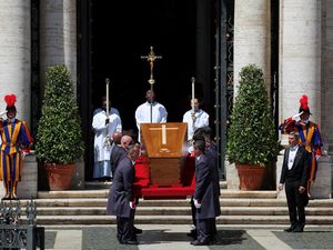 Melihat Lagi Detik-detik Pemakaman Paus Fransiskus
