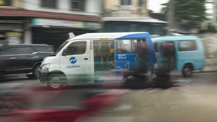 Angkutan Mikrotrans JakLingko melintas di Kampung Melayu, Jakarta Timur, Senin (28/4/2025). Pemprov DKI Jakarta akan memperluas Mikrotrans Jaklingko hingga kawasan penyangga Jakarta seumpama Tangerang, Bekasi, Depok dan Bogor untuk merealisasikan keterjangkauan kanal transportasi lazim bagi masyarakat. ANTARA FOTO/ Fakhri Hermansyah/rwa.