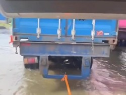 Mobil Rombongan DPRD Medan Mogok saat Terjang Banjir Rob di Belawan