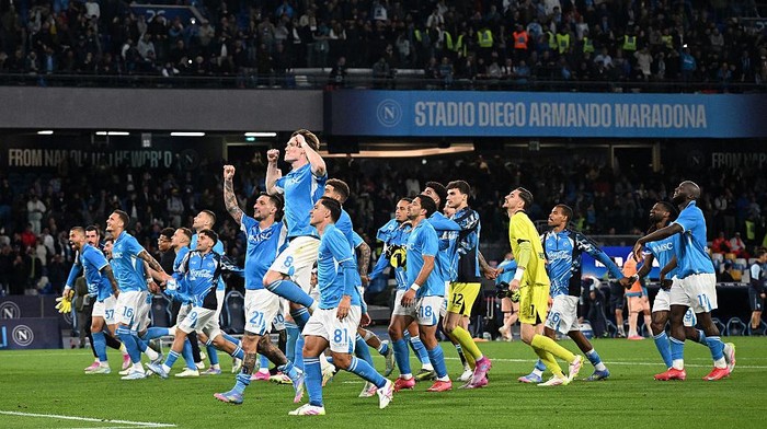NAPLES, ITALY - APRIL 27: Napoli players celebrate the victory after the Serie A match between Napoli and Torino at Stadio Diego Armando Maradona on April 27, 2025 in Naples, Italy. (Photo by Francesco Pecoraro/Getty Images)