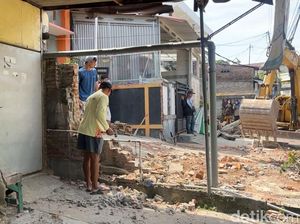 Satpol PP Bongkar Puluhan Bangunan Liar di Jalan Tentara Pelajar Solo