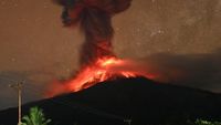 Gunung Lewotobi Laki-laki Meletus dengan Dentuman Keras