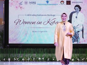 Istri Mensos dan Wamensos Kompak Berkebaya Nusantara di Atas Catwalk Istri Mensos dan Wamensos Kompak Berkebaya Nusantara di Atas Catwalk