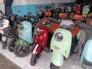 Sepi Peminat, Motor Listrik Cuma Jadi Pajangan Dealer