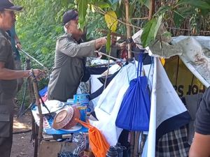 Satpol PP Bongkar Tenda Rahasia Dekat Patung Dewa Ruci Kuta Satpol PP Bongkar Tenda Rahasia Dekat Patung Dewa Ruci Kuta