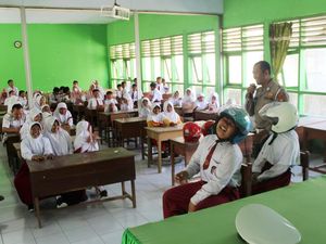 Siswa di Trenggalek Ditanamkan Disipilin Lalin Lewat Police Goes to School Siswa di Trenggalek Ditanamkan Disipilin Lalin Lewat Police Goes to School