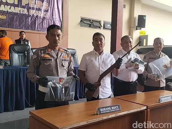 Melihat Lebih Dekat Senpi hingga Airsoft Gun Milik Pengacara di Jakpus