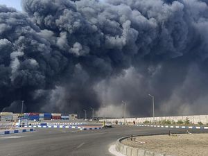 Potret Dahsyatnya Ledakan Guncang Pelabuhan Iran