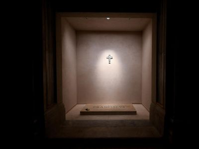Potret Makam Sederhana Paus Fransiskus di Gereja Santa Maria Maggiore