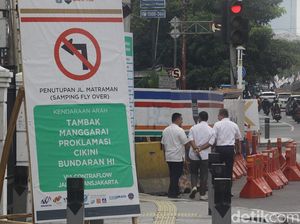 Potret Rekayasa Lalin Imbas Proyek LRT di Perempatan Pramuka Potret Rekayasa Lalin Imbas Proyek LRT di Perempatan Pramuka