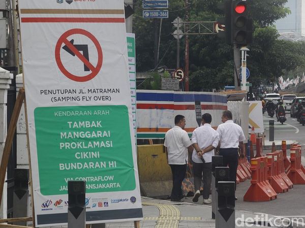 Potret Rekayasa Lalin Imbas Proyek LRT di Perempatan Pramuka