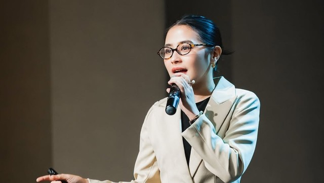 Berita Seputar Selebriti Insertlive Terkini : Jadi Dosen Tetap, Ini Potret Prilly Latuconsina yang Tampil Elegan Saat Mengajar
