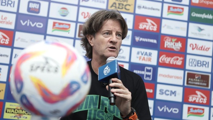 Pelatih PSS Sleman, Pieter Huistra di saat jumpa pers di Stadion Gelora Bandung Lautan Api (GBLA), Jumat (25/4/2025).