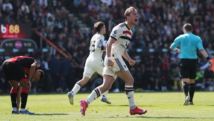 Soccer Football - Premier League - AFC Bournemouth v Manchester United - Vitality Stadium, Bournemouth, Britain - April 27, 2025 Manchester Uniteds Rasmus Hojlund celebrates scoring their first goal Action Images via Reuters/Paul Childs EDITORIAL USE ONLY. NO USE WITH UNAUTHORIZED AUDIO, VIDEO, DATA, FIXTURE LISTS, CLUB/LEAGUE LOGOS OR LIVE SERVICES. ONLINE IN-MATCH USE LIMITED TO 120 IMAGES, NO VIDEO EMULATION. NO USE IN BETTING, GAMES OR SINGLE CLUB/LEAGUE/PLAYER PUBLICATIONS. PLEASE CONTACT YOUR ACCOUNT REPRESENTATIVE FOR FURTHER DETAILS..