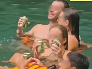 Biarkan Bule Santuy Ngerokok dan Minum Bir di Laut, Agen Tur Didenda Biarkan Bule Santuy Ngerokok dan Minum Bir di Laut, Agen Tur Didenda