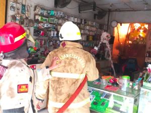 Ruko di Pondok Gede Kebakaran Akibat Korsleting: Ada Ledakan, 1 Orang Luka