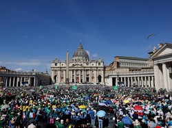 Video: Konklaf Dimulai, Massa Berkumpul di Lapangan Santo Petrus