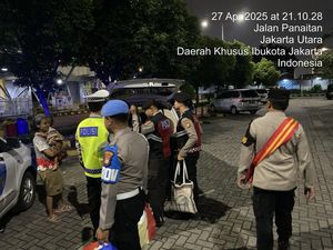 Polres Priok Bantu Keluarga Asal Depok Pulang Usai Telantar di Pelabuhan Polres Priok Bantu Keluarga Asal Depok Pulang Usai Telantar di Pelabuhan
