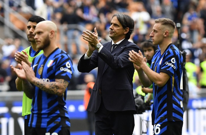 Soccer Football - Serie A - Inter Milan v AS Roma - San Siro, Milan, Italy - April 27, 2025 Inter Milan coach Simone Inzaghi and Davide Frattesi look dejected after the match REUTERS/Massimo Pinca