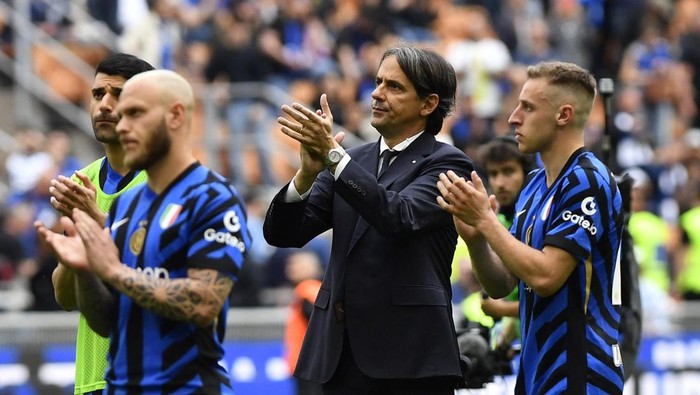 Soccer Football - Serie A - Inter Milan v AS Roma - San Siro, Milan, Italy - April 27, 2025 Inter Milan coach Simone Inzaghi and Davide Frattesi look dejected after the match REUTERS/Massimo Pinca