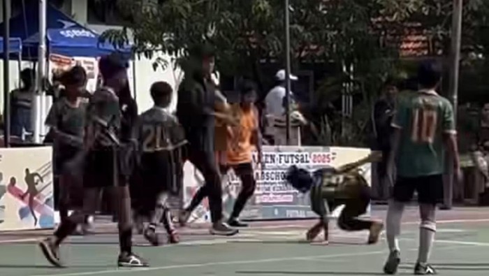 Siswa pemain futsal dibanting instruktur di lapangan Sekolah Menengah Pertama Labschool Unesa 1 Surabaya. Siswa pemain futsal dibanting instruktur di lapangan Sekolah Menengah Pertama Labschool Unesa 1 Surabaya.