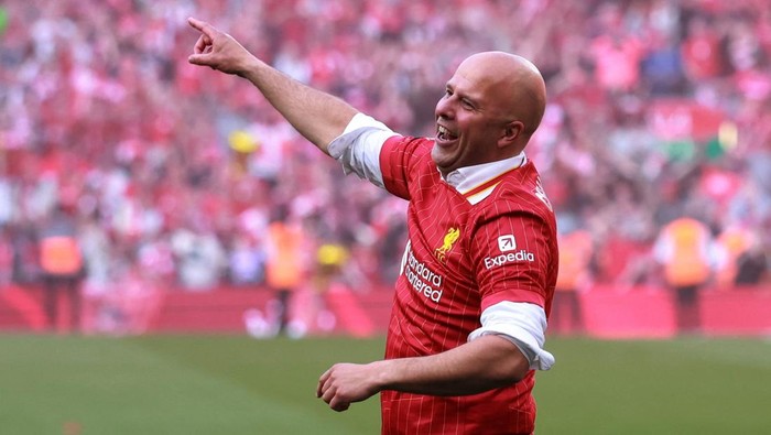 Soccer Football - Premier League - Liverpool v Tottenham Hotspur - Anfield, Liverpool, Britain - April 27, 2025 Liverpool manager Arne Slot celebrates after winning the Premier League REUTERS/Phil Noble EDITORIAL USE ONLY. NO USE WITH UNAUTHORIZED AUDIO, VIDEO, DATA, FIXTURE LISTS, CLUB/LEAGUE LOGOS OR LIVE SERVICES. ONLINE IN-MATCH USE LIMITED TO 120 IMAGES, NO VIDEO EMULATION. NO USE IN BETTING, GAMES OR SINGLE CLUB/LEAGUE/PLAYER PUBLICATIONS. PLEASE CONTACT YOUR ACCOUNT REPRESENTATIVE FOR FURTHER DETAILS..