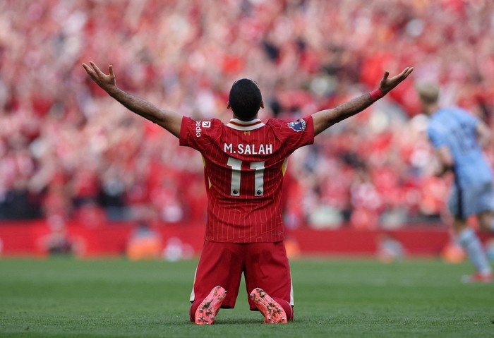 Soccer Football - Premier League - Liverpool v Tottenham Hotspur - Anfield, Liverpool, Britain - April 27, 2025 Liverpools Mohamed Salah celebrates after winning the Premier League REUTERS/Phil Noble EDITORIAL USE ONLY. NO USE WITH UNAUTHORIZED AUDIO, VIDEO, DATA, FIXTURE LISTS, CLUB/LEAGUE LOGOS OR LIVE SERVICES. ONLINE IN-MATCH USE LIMITED TO 120 IMAGES, NO VIDEO EMULATION. NO USE IN BETTING, GAMES OR SINGLE CLUB/LEAGUE/PLAYER PUBLICATIONS. PLEASE CONTACT YOUR ACCOUNT REPRESENTATIVE FOR FURTHER DETAILS..     TPX IMAGES OF THE DAY