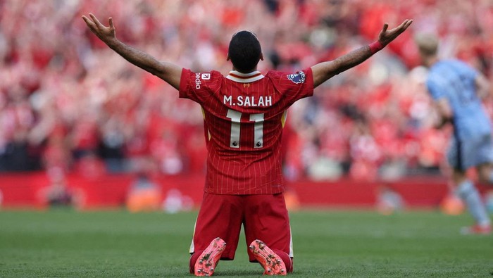 SOCCER-ENGLAND-LIV-TOT/REPORT Soccer Football - Premier League - Liverpool v Tottenham Hotspur - Anfield, Liverpool, Britain - April 27, 2025 Liverpools Mohamed Salah celebrates after winning the Premier League REUTERS/Phil Noble EDITORIAL USE ONLY. NO USE WITH UNAUTHORIZED AUDIO, VIDEO, DATA, FIXTURE LISTS, CLUB/LEAGUE LOGOS OR LIVE SERVICES. ONLINE IN-MATCH USE LIMITED TO 120 IMAGES, NO VIDEO EMULATION. NO USE IN BETTING, GAMES OR SINGLE CLUB/LEAGUE/PLAYER PUBLICATIONS. PLEASE CONTACT YOUR ACCOUNT REPRESENTATIVE FOR FURTHER DETAILS.. TPX IMAGES OF THE DAY