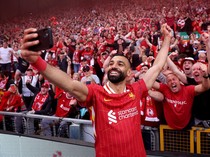 Video Selebrasi Unik Mo Salah saat Cetak Gol: Ambil HP Fans dan Selfie Bareng