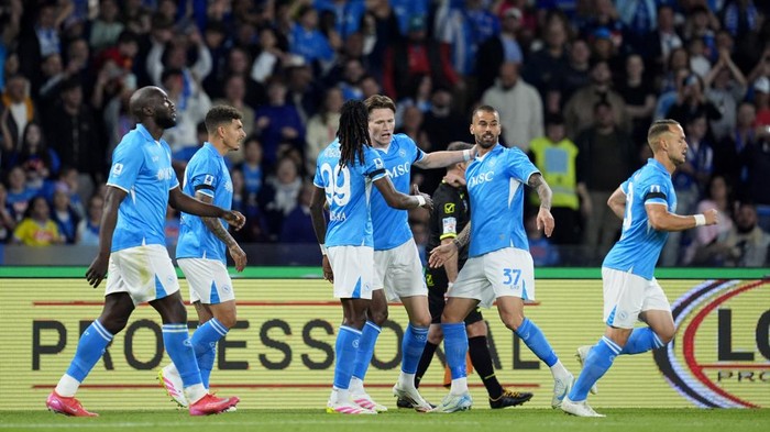 Soccer Football - Serie A - Napoli v Torino - Stadio Diego Armando Maradona, Naples, Italy - April 27, 2025 Napolis Scott McTominay celebrates scoring their first goal with Frank Anguissa and Leonardo Spinazzola REUTERS/Matteo Ciambelli