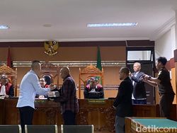 Eks Waketu DPRD Sukabumi Serahkan Uang Ganti Rugi Rp 230 Juta