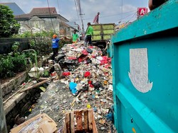 Parah! 90 Ton Sampah Tutupi Trotoar hingga Bahu Jalan di Pasar Ciputat