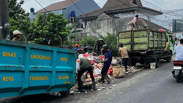Tumpukan sampah menutupi trotoar dan bahu jalan di Niagara, Pasar Ciputat, Tangsel. Keberadaan sampah itu sempat ramai diprotes karena ganggu kenyamanan publik. (dok Pemkot Tangsel)