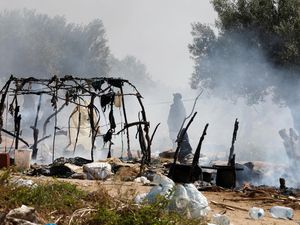 Tunisia Bakar Kamp Migran di Sfax, Ribuan Diusir Tunisia Bakar Kamp Migran di Sfax, Ribuan Diusir