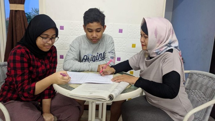 Usaha bimbel Windayati di saat mengajar muridnya di Griya Kreatif Private di Desa Wage, Sidoarjo berhenti dari sekolah