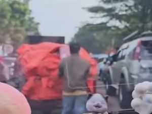 Viral Bajing Loncat Curi Sekarung Bawang Putih di Pasar Palembang Viral Bajing Loncat Curi Sekarung Bawang Putih di Pasar Palembang