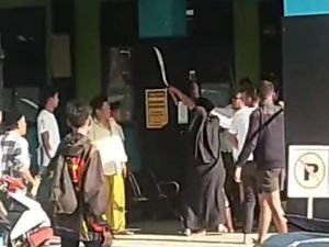 Ini Kronologi Sekelompok Pria Bawa Parang di Puskesmas Geger Bangkalan Ini Kronologi Sekelompok Pria Bawa Parang di Puskesmas Geger Bangkalan