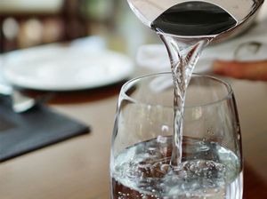 Wanita Ini Kesal Dikenai Biaya Pesanan Air Hangat di Resto Wanita Ini Kesal Dikenai Biaya Pesanan Air Hangat di Resto