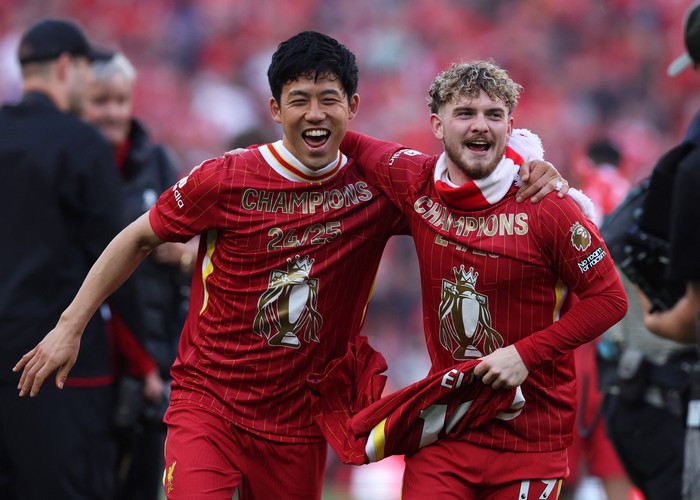 Wataru Endo Soccer Football - Premier League - Liverpool v Tottenham Hotspur - Anfield, Liverpool, Britain - April 27, 2025 Liverpool's Harvey Elliott and Wataru Endo celebrate after winning the Premier League REUTERS/Phil Noble EDITORIAL USE ONLY. NO USE WITH UNAUTHORIZED AUDIO, VIDEO, DATA, FIXTURE LISTS, CLUB/LEAGUE LOGOS OR 'LIVE' SERVICES. ONLINE IN-MATCH USE LIMITED TO 120 IMAGES, NO VIDEO EMULATION. NO USE IN BETTING, GAMES OR SINGLE CLUB/LEAGUE/PLAYER PUBLICATIONS. PLEASE CONTACT YOUR ACCOUNT REPRESENTATIVE FOR FURTHER DETAILS..