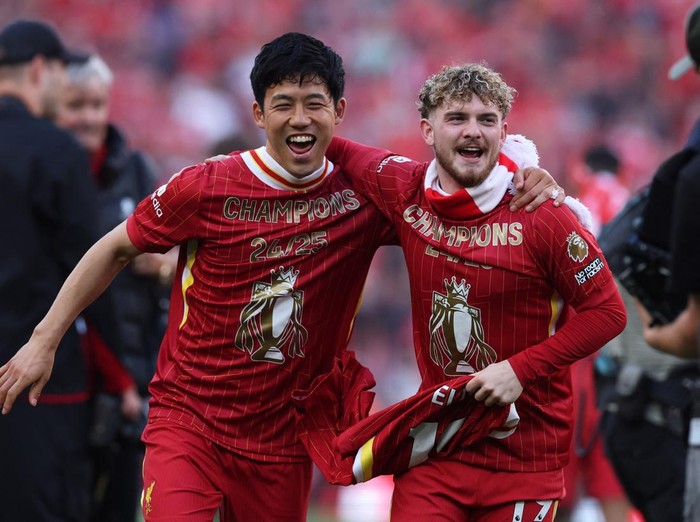 Soccer Football - Premier League - Liverpool v Tottenham Hotspur - Anfield, Liverpool, Britain - April 27, 2025 Liverpool's Harvey Elliott and Wataru Endo celebrate after winning the Premier League REUTERS/Phil Noble EDITORIAL USE ONLY. NO USE WITH UNAUTHORIZED AUDIO, VIDEO, DATA, FIXTURE LISTS, CLUB/LEAGUE LOGOS OR 'LIVE' SERVICES. ONLINE IN-MATCH USE LIMITED TO 120 IMAGES, NO VIDEO EMULATION. NO USE IN BETTING, GAMES OR SINGLE CLUB/LEAGUE/PLAYER PUBLICATIONS. PLEASE CONTACT YOUR ACCOUNT REPRESENTATIVE FOR FURTHER DETAILS..